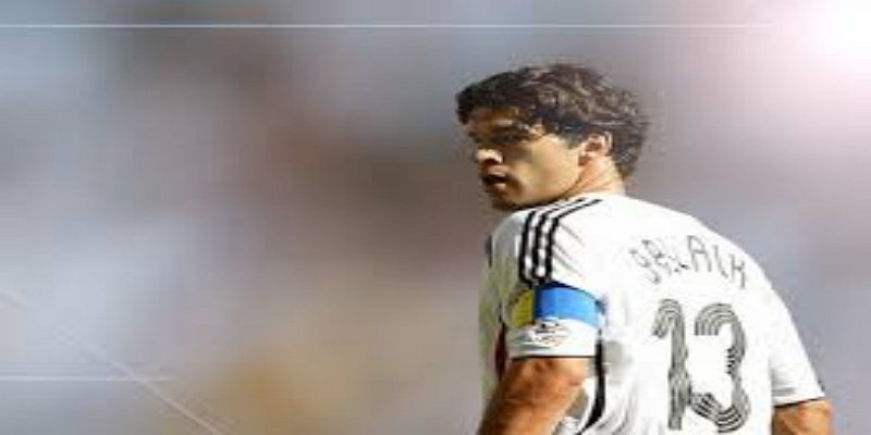 巴拉克职业生涯的辉煌与足球界的哀悼- 爱游戏体育